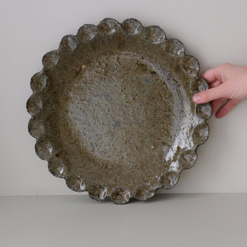 Plat en terre recoltée D 32cm - vert de  Potry chez Brutal Ceramics