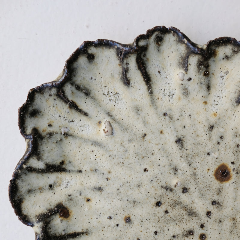 Plat oval en terre recoltée L 32cm - blanc mat de Potry chez Brutal Ceramics