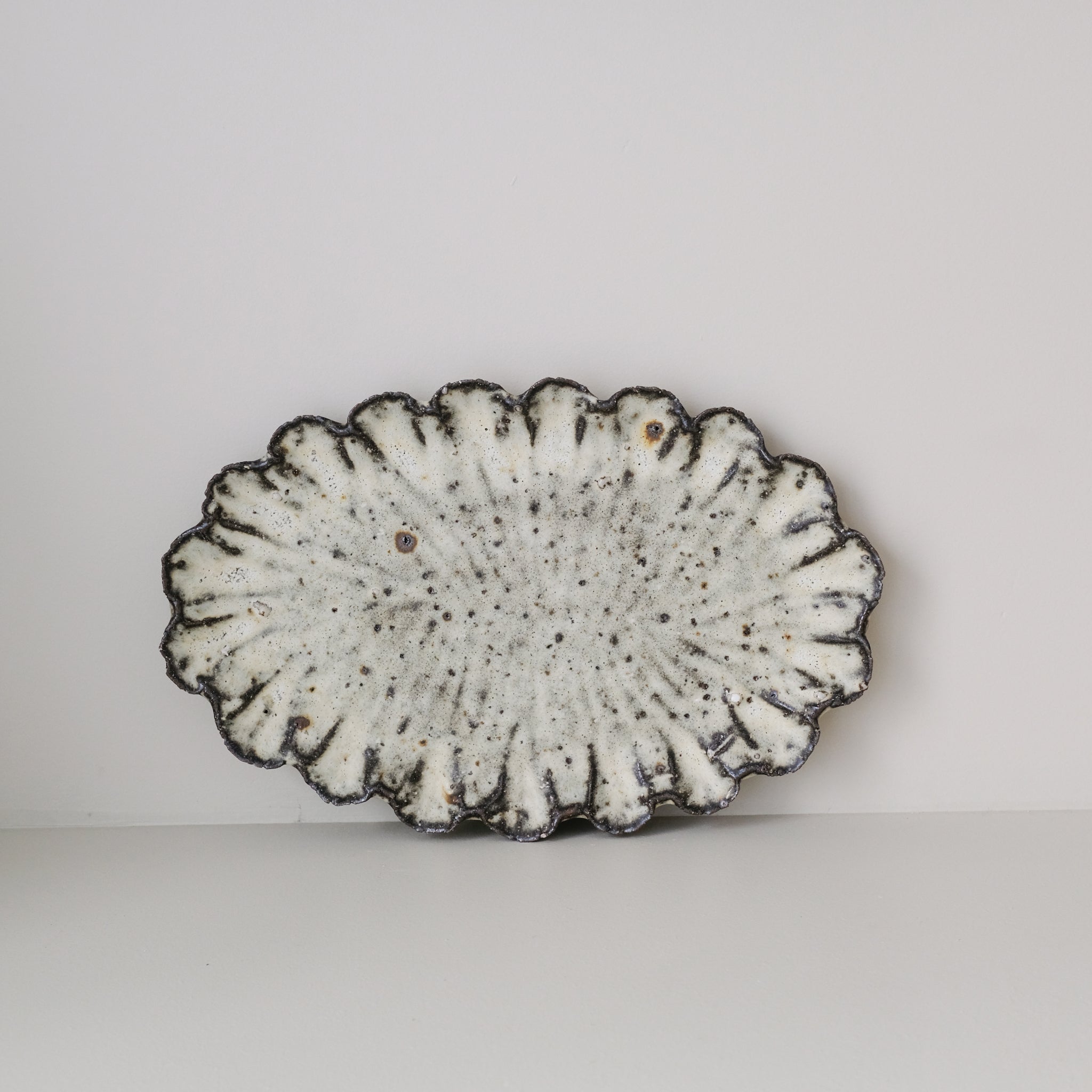 Plat oval en terre recoltée L 32cm - blanc mat de Potry chez Brutal Ceramics