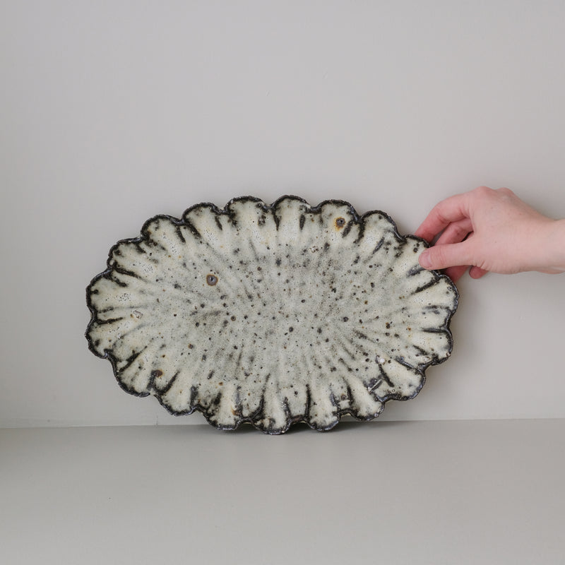 Plat oval en terre recoltée L 32cm - blanc mat de Potry chez Brutal Ceramics