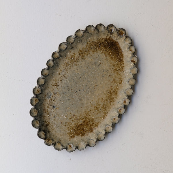 Plat en terre recoltée L 29cm - vert de Potry chez Brutal Ceramics