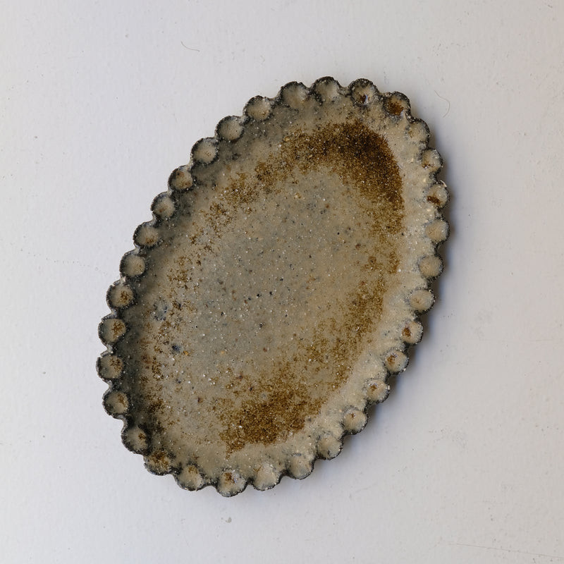 Plat en terre recoltée L 29cm - vert de Potry chez Brutal Ceramics