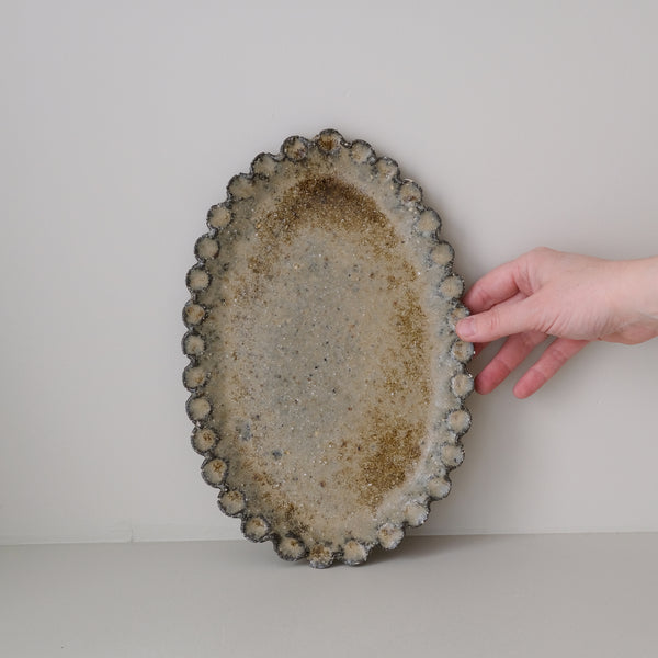 Plat en terre recoltée L 29cm - vert de Potry chez Brutal Ceramics