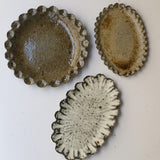 Plat en terre recoltée D 32cm - vert de  Potry chez Brutal Ceramics