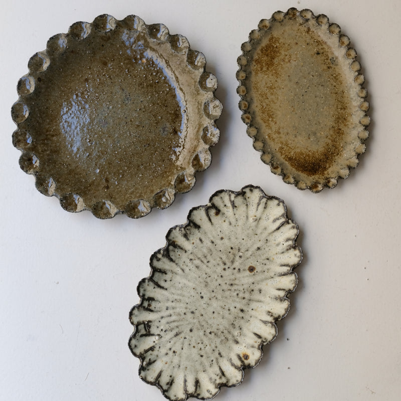 Plat en terre recoltée D 32cm - vert de  Potry chez Brutal Ceramics