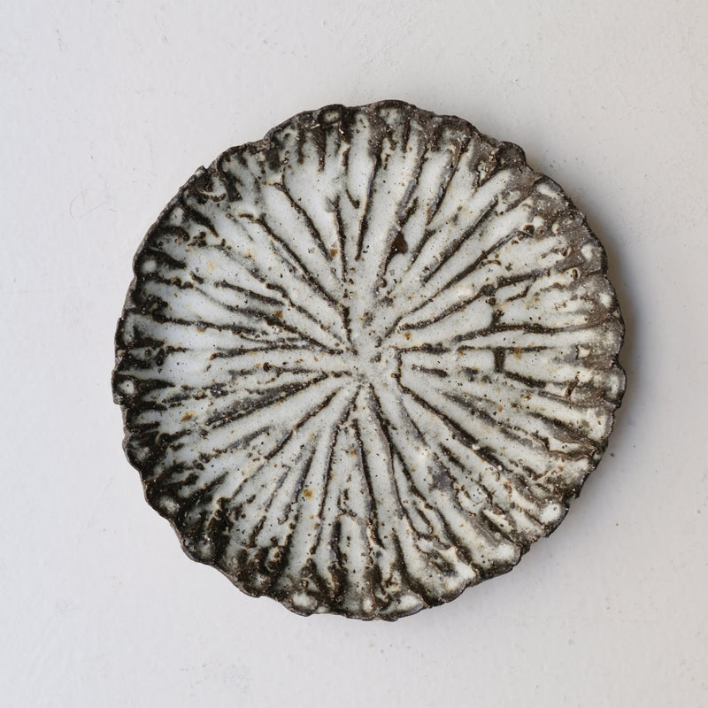 Assiette en terre recoltée D 19cm - blanc mat de potry chez Brutal Ceramics