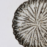 Assiette en terre recoltée D 19cm - blanc mat de potry chez Brutal Ceramics