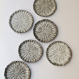 Assiette en terre recoltée D 19cm - blanc mat de potry chez Brutal Ceramics