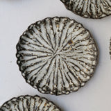 Assiette en terre recoltée D 19cm - blanc mat de potry chez Brutal Ceramics