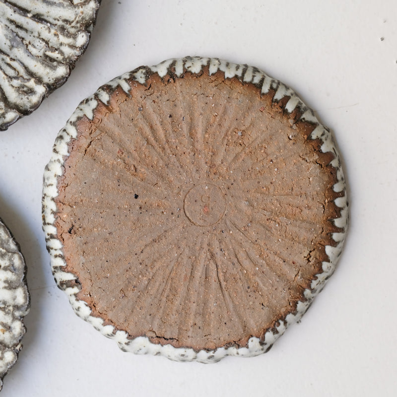 Assiette en terre recoltée D 19cm - blanc mat de potry chez Brutal Ceramics