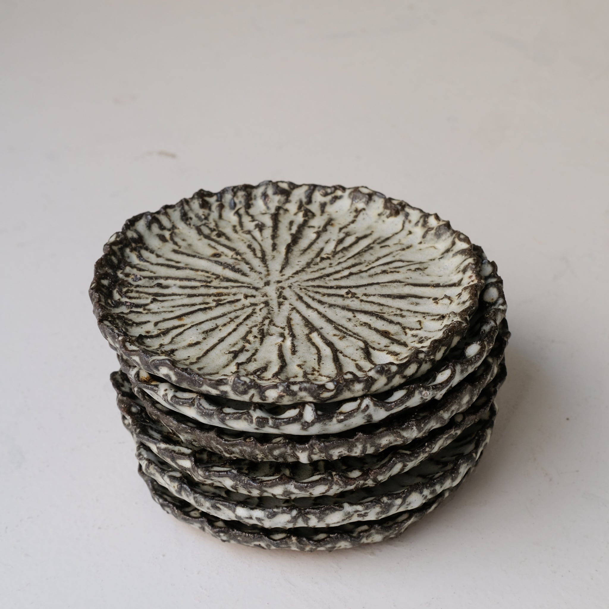 Assiette en terre recoltée D 19cm - blanc mat de potry chez Brutal Ceramics