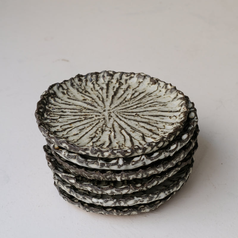 Assiette en terre recoltée D 19cm - blanc mat de potry chez Brutal Ceramics