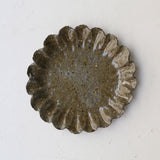 Assiette en terre recoltée D 18cm - vert foncé de Potry chez Brutal Ceramics