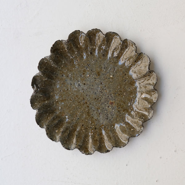 Assiette en terre recoltée D 18cm - vert foncé de Potry chez Brutal Ceramics