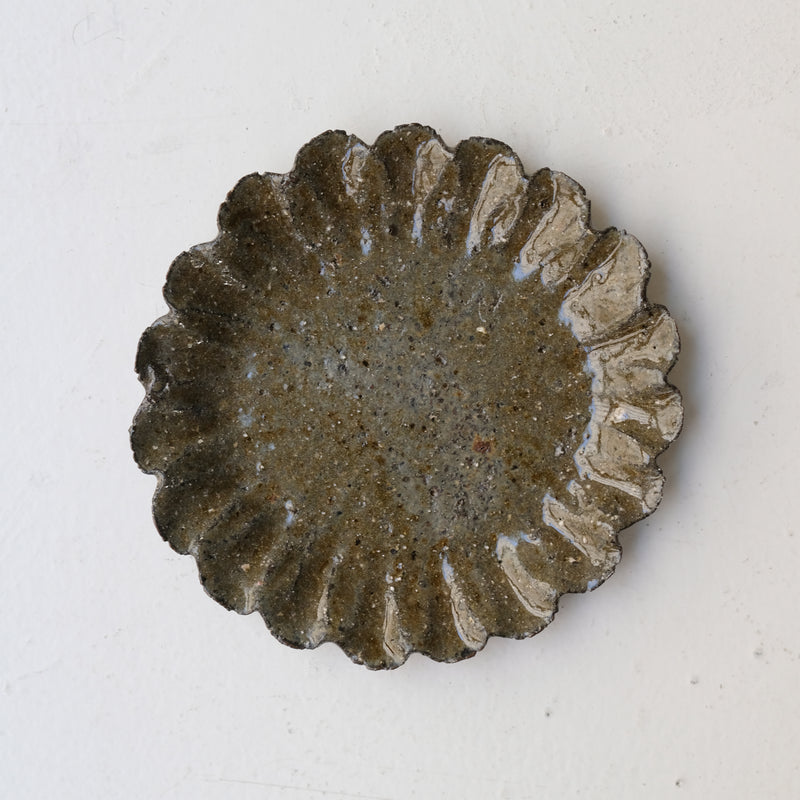 Assiette en terre recoltée D 18cm - vert foncé de Potry chez Brutal Ceramics