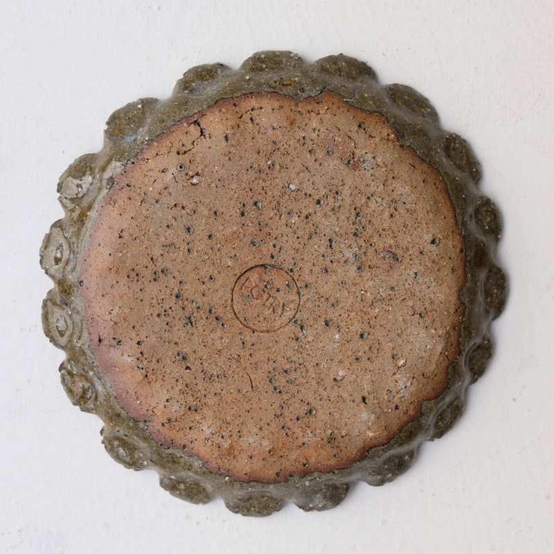 Assiette en terre recoltée D 18cm - vert foncé de Potry chez Brutal Ceramics