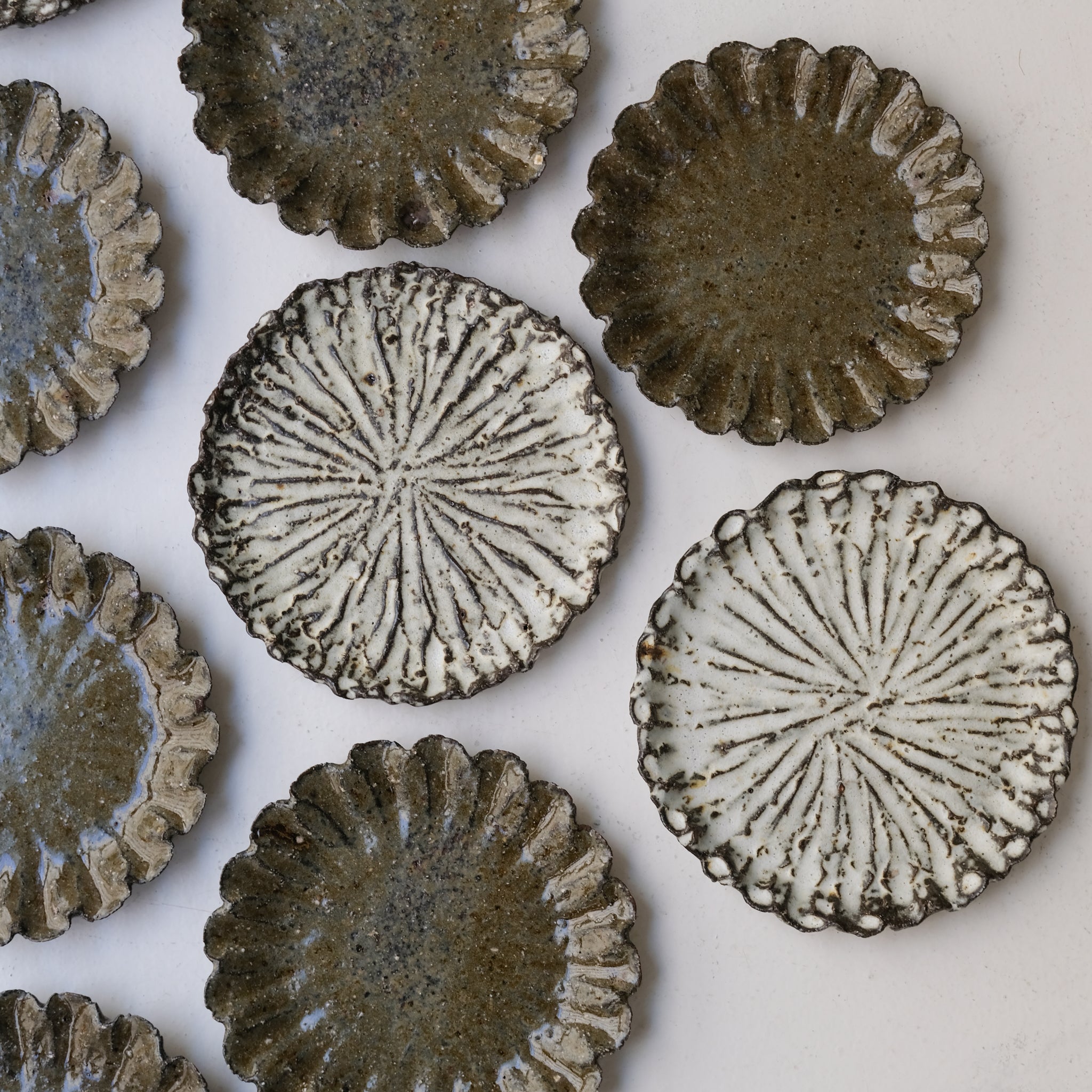 Assiette en terre recoltée D 19cm - blanc mat de potry chez Brutal Ceramics