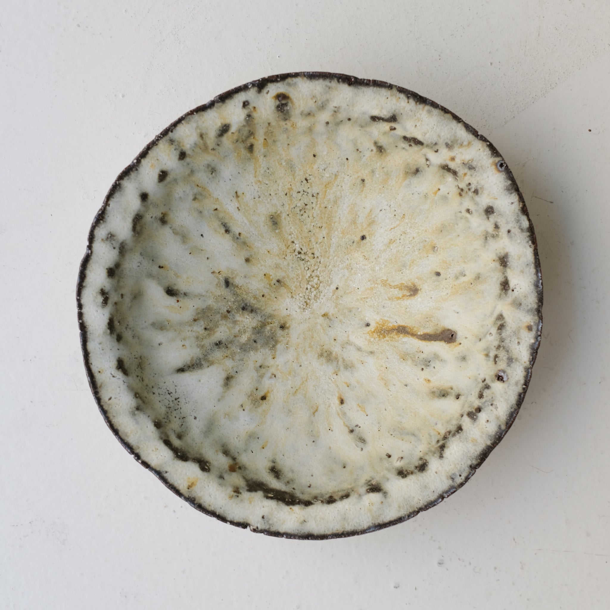 Bol à rebord en terre recoltée D 20,5cm - blanc et sable de Potry chez Brutal Ceramics