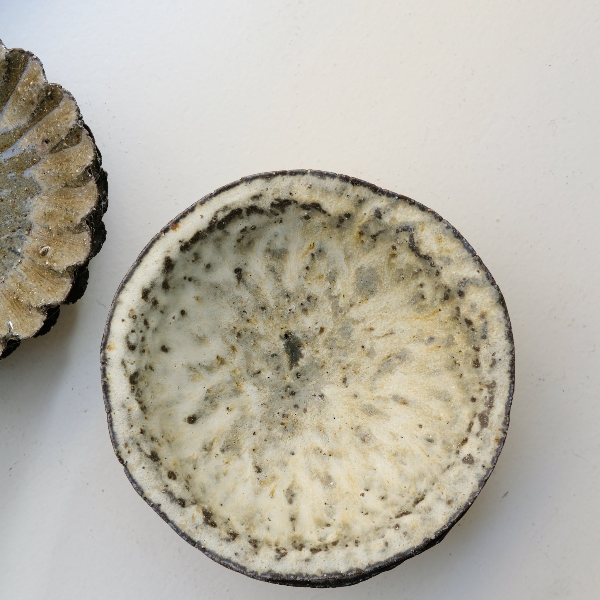 Bol à rebord en terre recoltée D 20,5cm - blanc et sable de Potry chez Brutal Ceramics