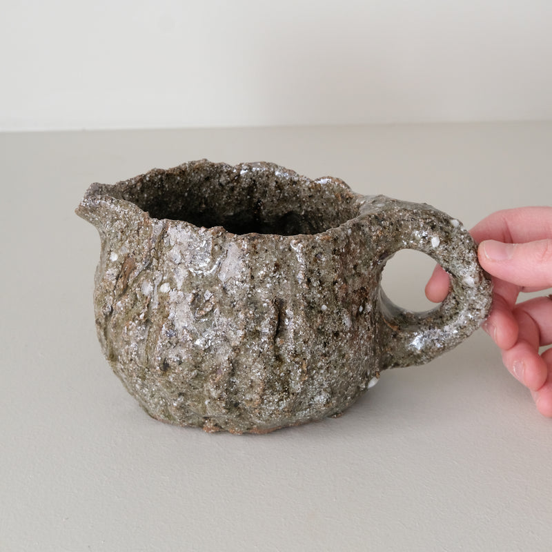Pichet 04 en terre recoltée 410ml cuisson feu -vert moucheté de  Potry chez Brutal Ceramics