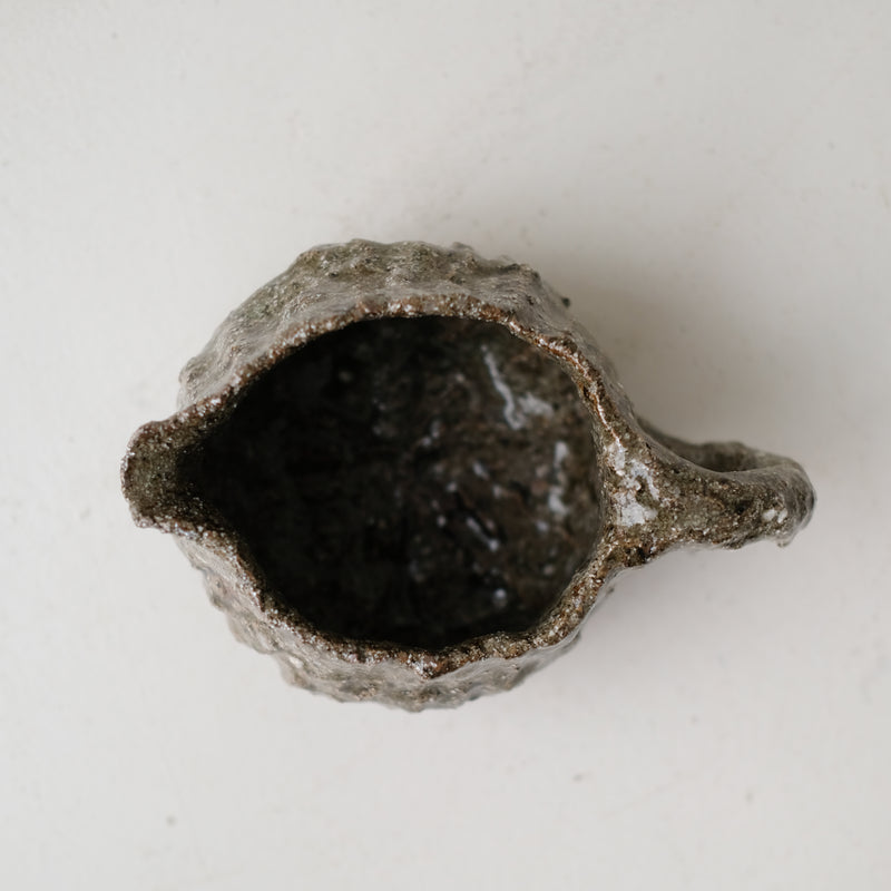 Pichet 04 en terre recoltée 410ml cuisson feu -vert moucheté de  Potry chez Brutal Ceramics