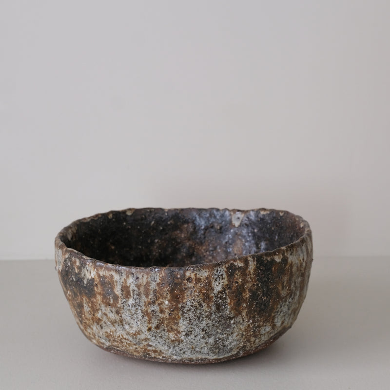 Saladier en terre recoltée D 22cm cuisson feu - brun de Potry chez Brutal Ceramics