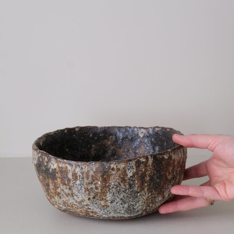 Saladier en terre recoltée D 22cm cuisson feu - brun de Potry chez Brutal Ceramics