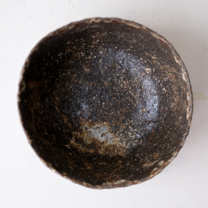 Saladier en terre recoltée D 22cm cuisson feu - brun de Potry chez Brutal Ceramics