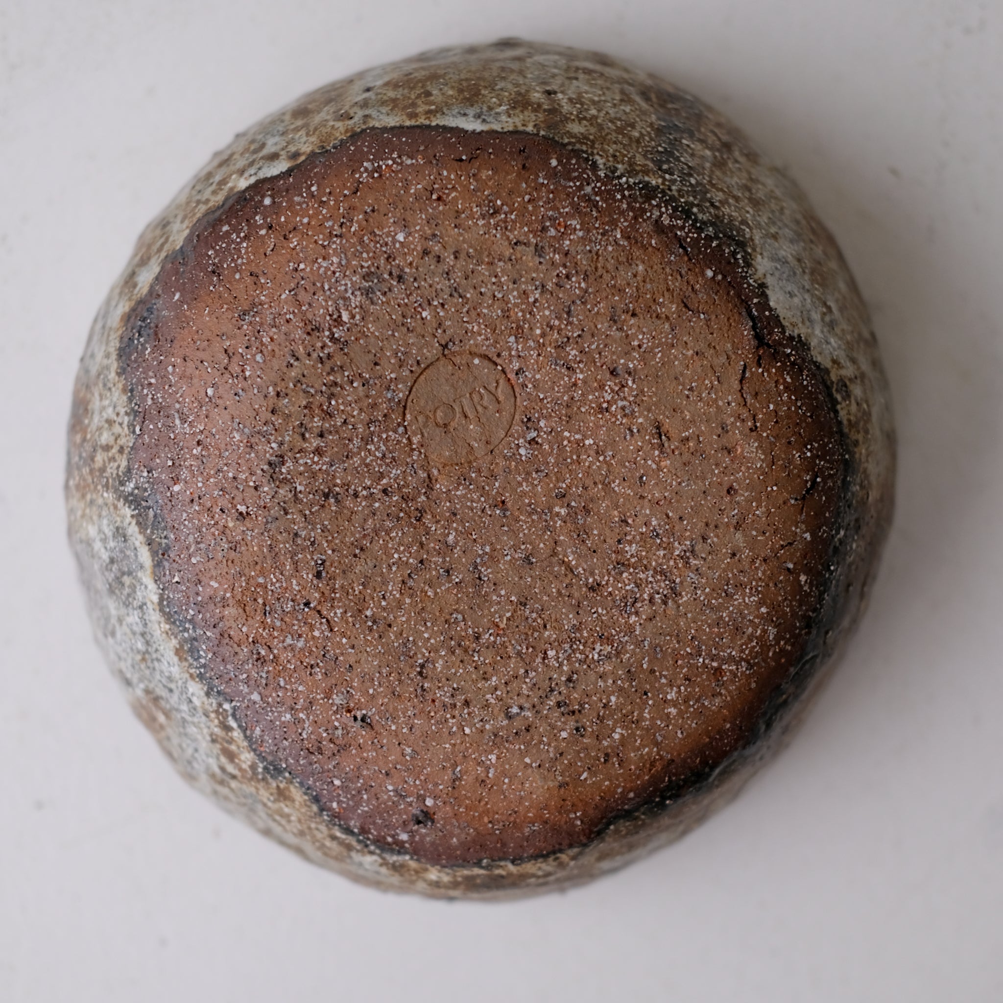 Saladier en terre recoltée D 22cm cuisson feu - brun de Potry chez Brutal Ceramics