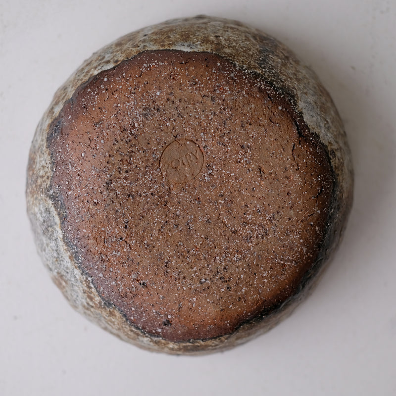 Saladier en terre recoltée D 22cm cuisson feu - brun de Potry chez Brutal Ceramics