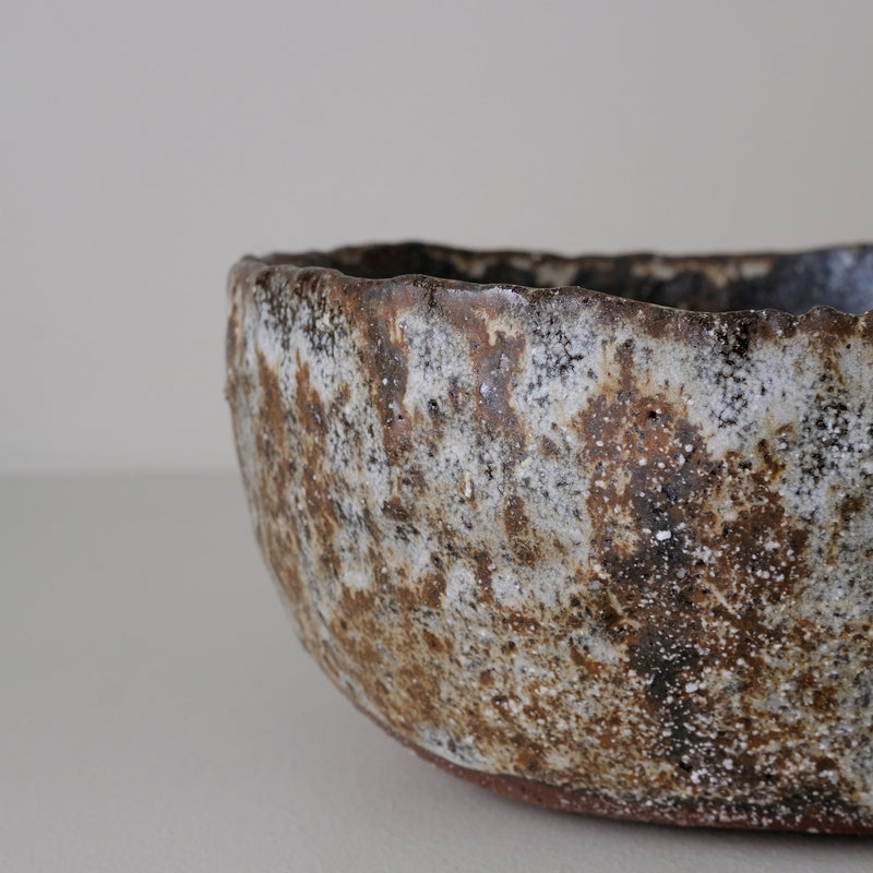 Saladier en terre recoltée D 22cm cuisson feu - brun de Potry chez Brutal Ceramics