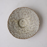 Assiette creuse en terre recoltée D 21cm - blanc gris de Potry chez Brutal Ceramics
