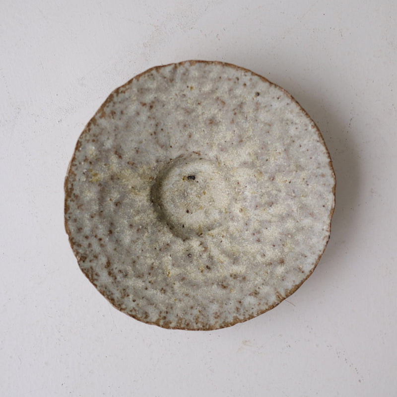 Assiette creuse en terre recoltée D 21cm - blanc gris de Potry chez Brutal Ceramics