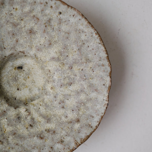 Assiette creuse en terre recoltée D 21cm - blanc gris de Potry chez Brutal Ceramics