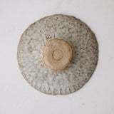 Assiette creuse en terre recoltée D 21cm - blanc gris de Potry chez Brutal Ceramics