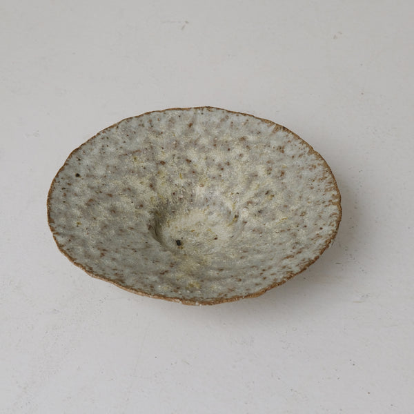 Assiette creuse en terre recoltée D 21cm - blanc gris de Potry chez Brutal Ceramics