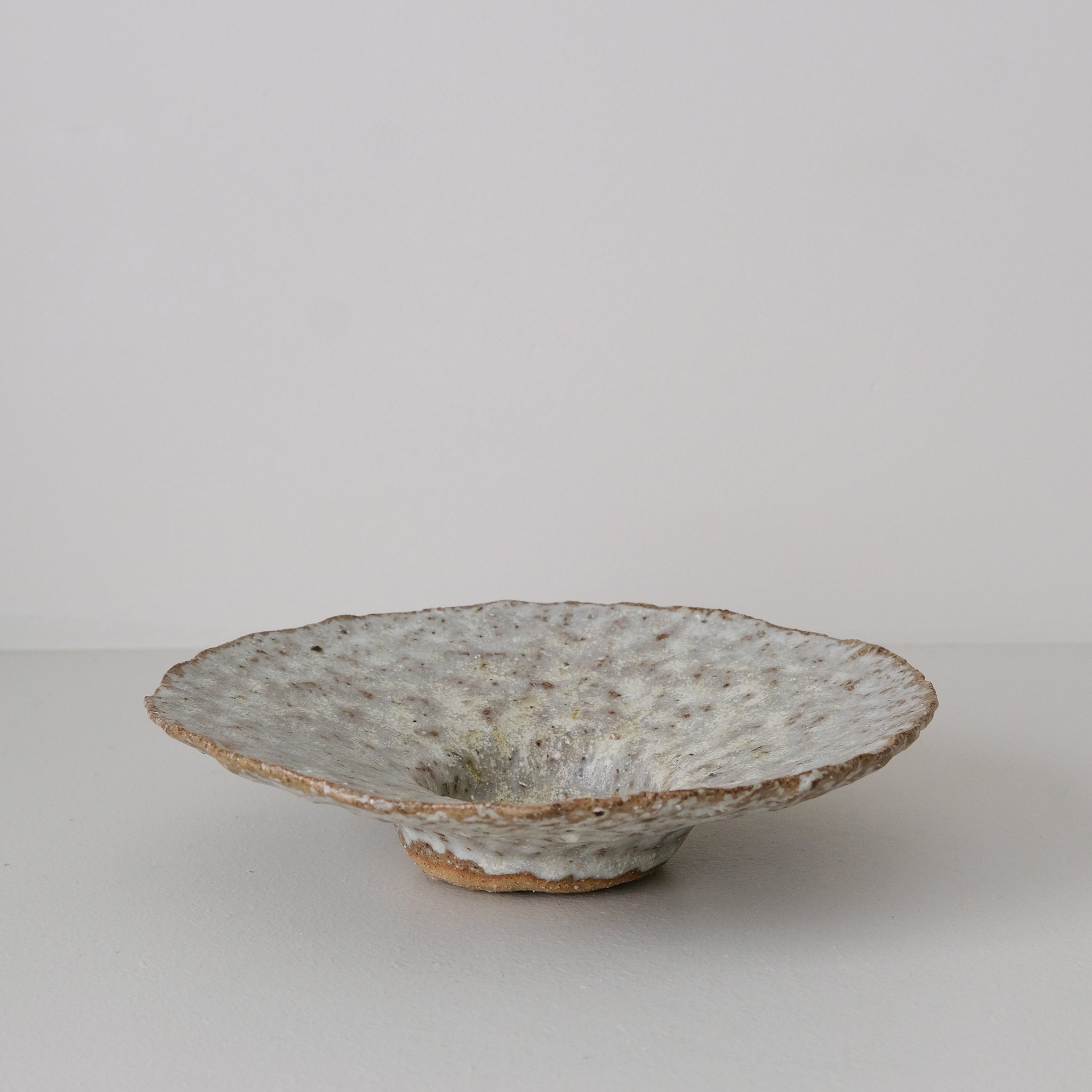 Assiette creuse en terre recoltée D 21cm - blanc gris de Potry chez Brutal Ceramics