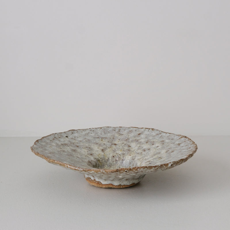 Assiette creuse en terre recoltée D 21cm - blanc gris de Potry chez Brutal Ceramics