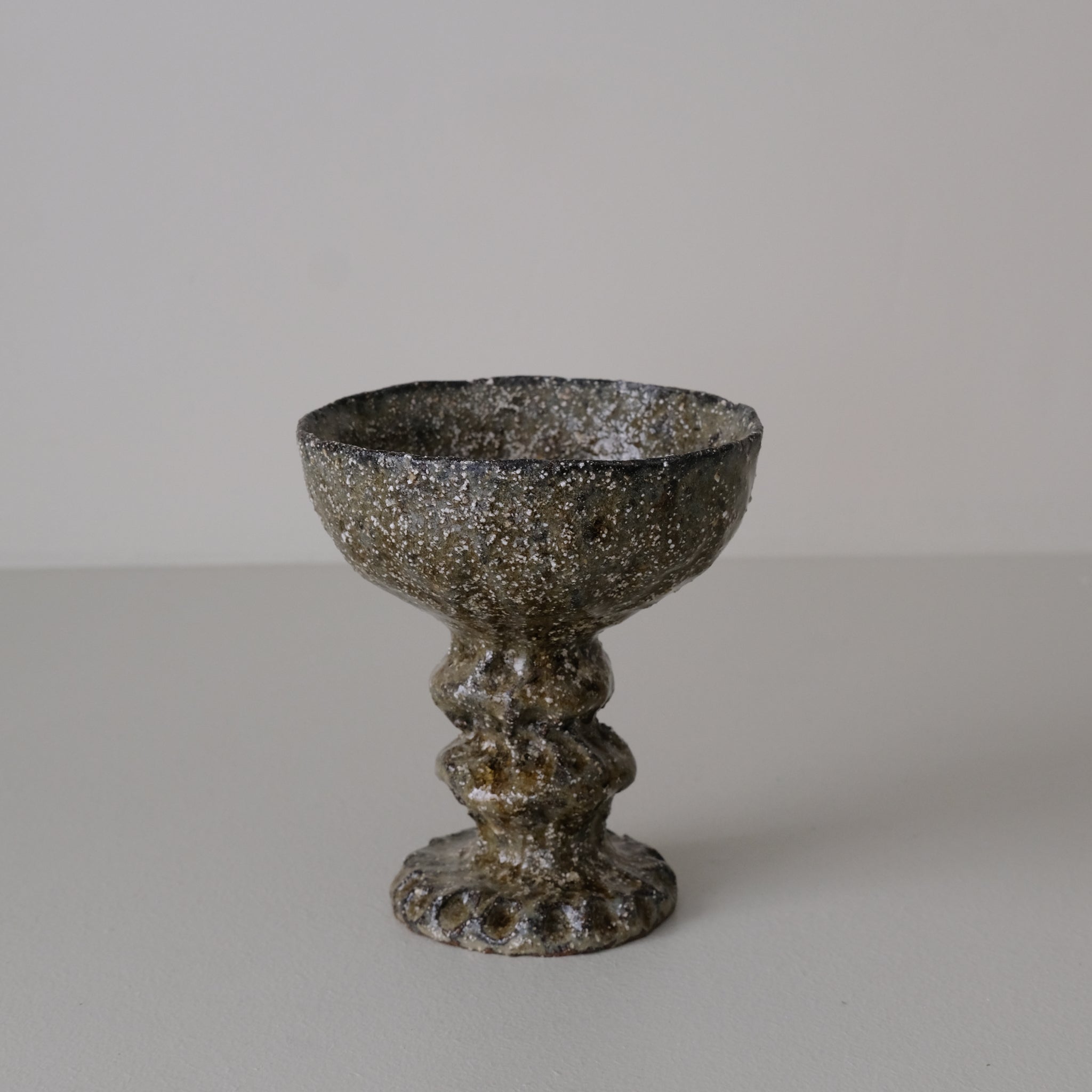 Verre à pied en terre recoltée 135ml - vert brillant de Potry chez Brutal Ceramics