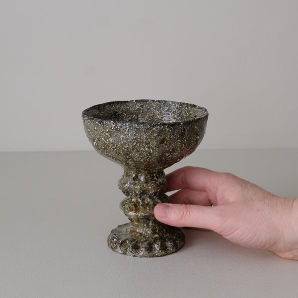 Verre à pied en terre recoltée 135ml - vert brillant de Potry chez Brutal Ceramics