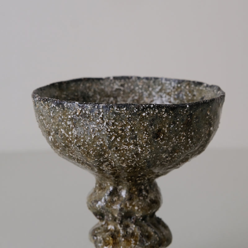 Verre à pied en terre recoltée 135ml - vert brillant de Potry chez Brutal Ceramics