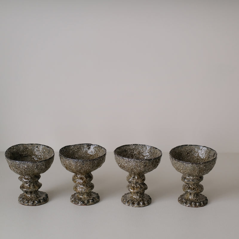 Verre à pied en terre recoltée 135ml - vert brillant de Potry chez Brutal Ceramics