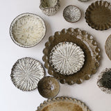 Assiette en terre recoltée D 19cm - blanc mat de potry chez Brutal Ceramics