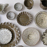 Assiette en terre recoltée D 18cm - vert foncé de Potry chez Brutal Ceramics