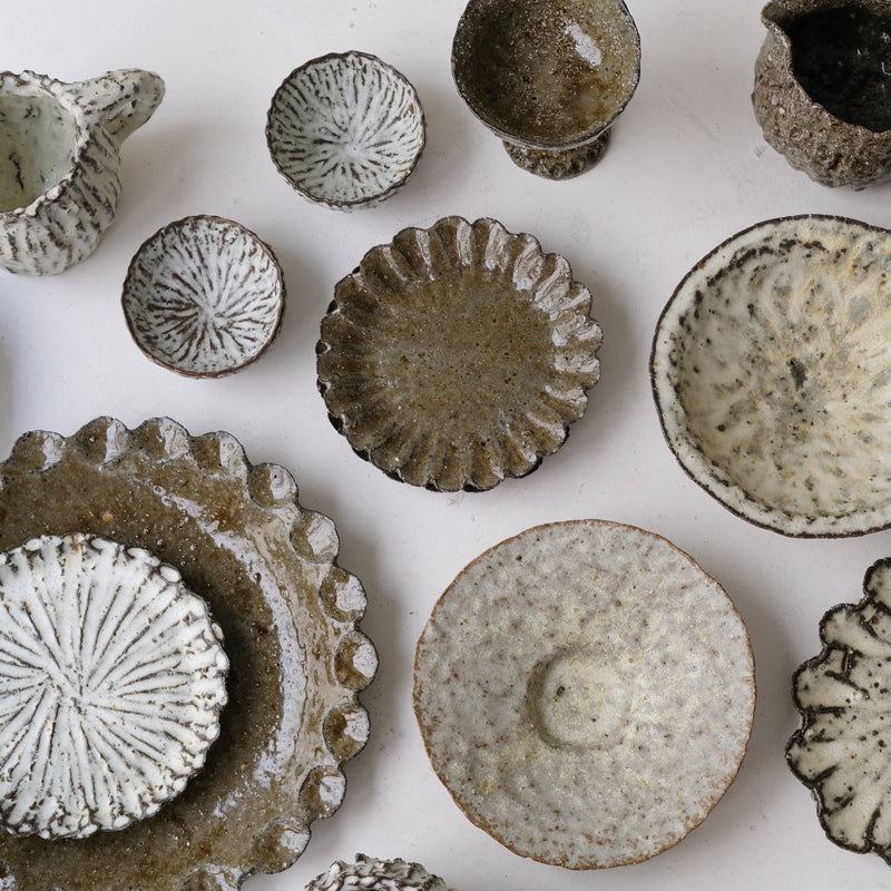 Assiette en terre recoltée D 18cm - vert foncé de Potry chez Brutal Ceramics