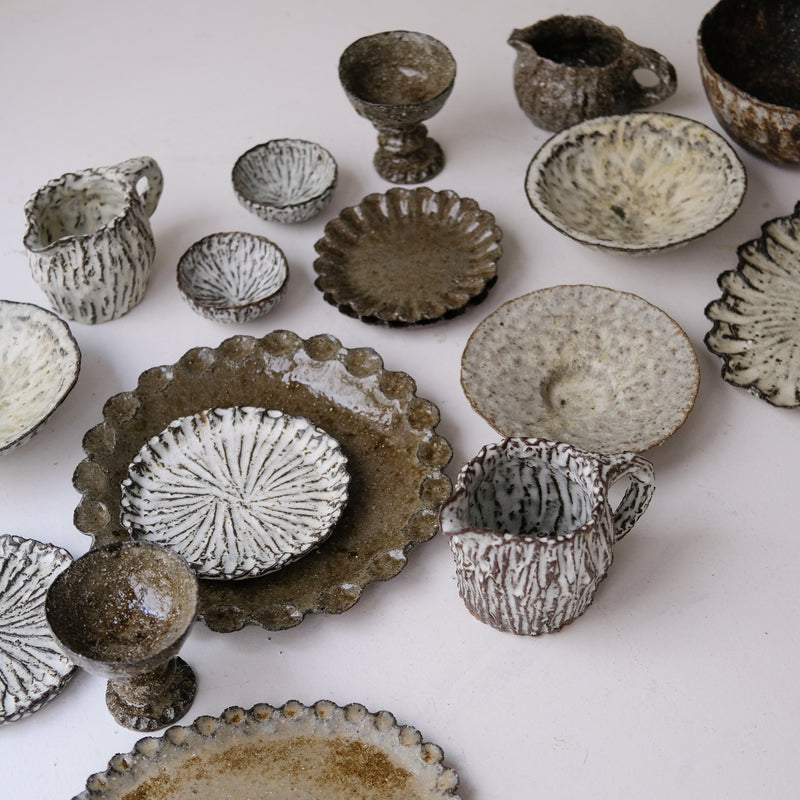 Assiette en terre recoltée D 19cm - blanc mat de potry chez Brutal Ceramics