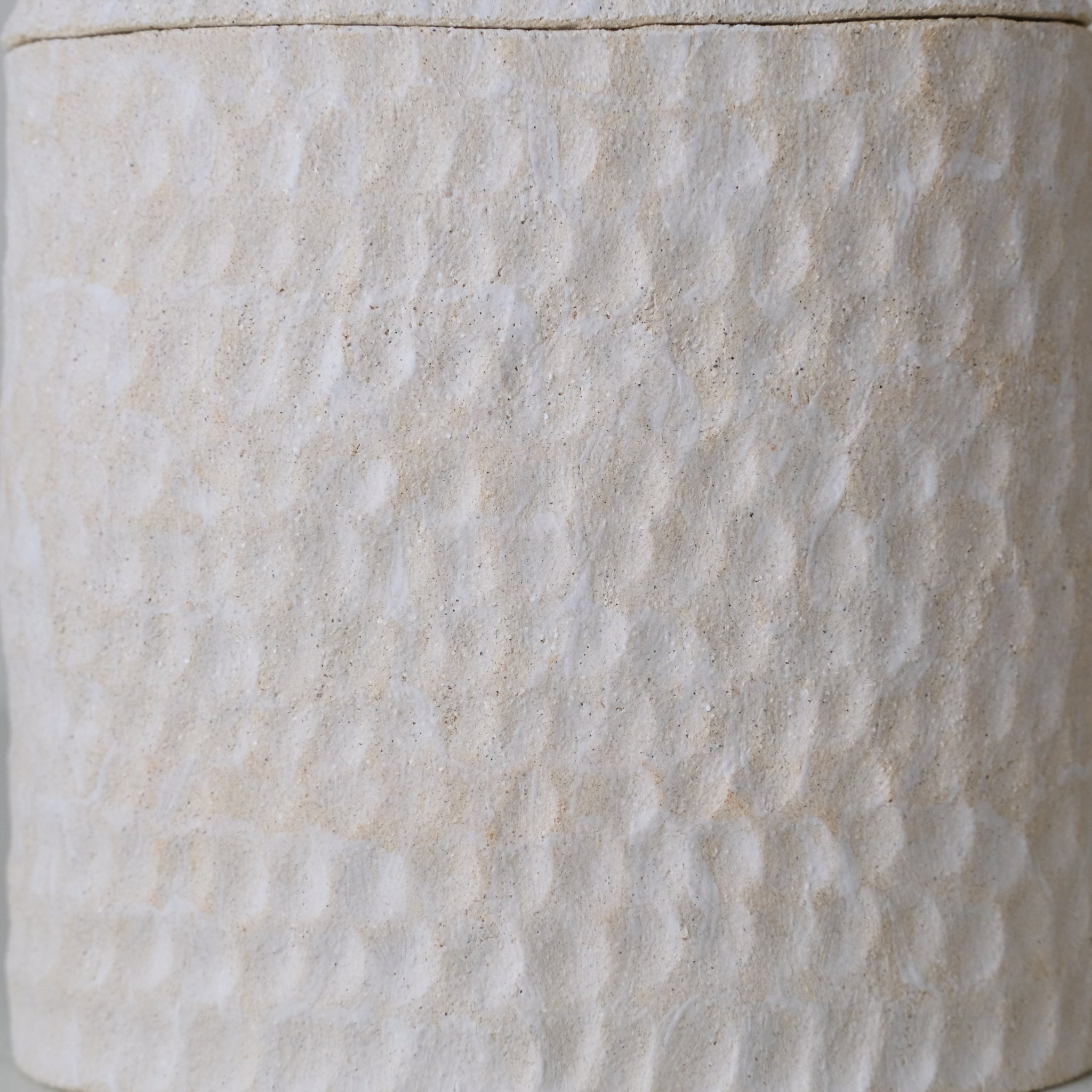 Boite en grès H 29cm - Blanc mat d'Apollonie Ceramics chez Brutal Ceramics