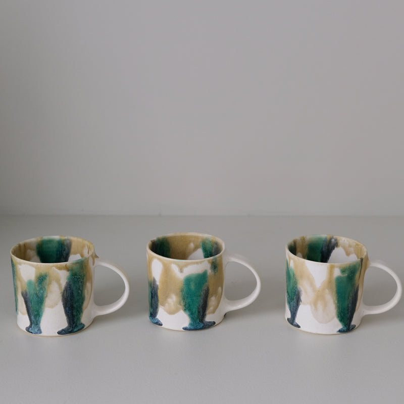 Tasse en grès 170ml - bleu, vert, ocre d'Aya Ogawa chez Brutal Ceramics