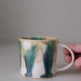 Tasse en grès 170ml - bleu, vert, ocre d'Aya Ogawa chez Brutal Ceramics