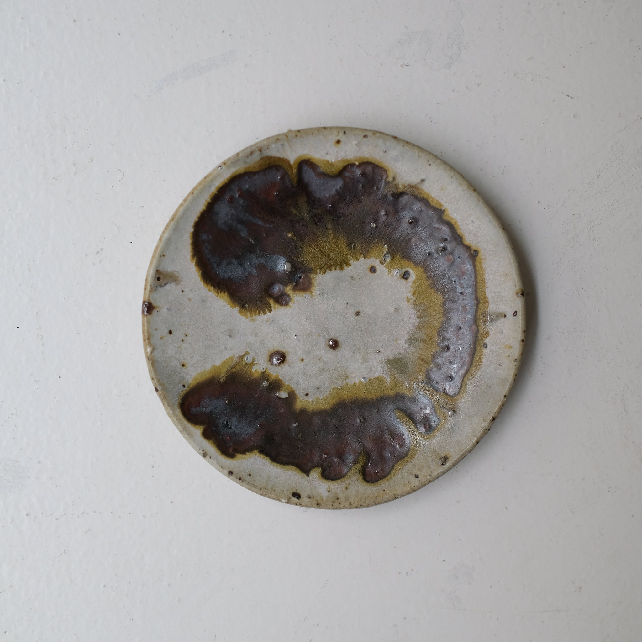 Assiette en terres locales D 16cm cuisson feu - beige et brun de Benoit Audureau chez Brutal Ceramics
